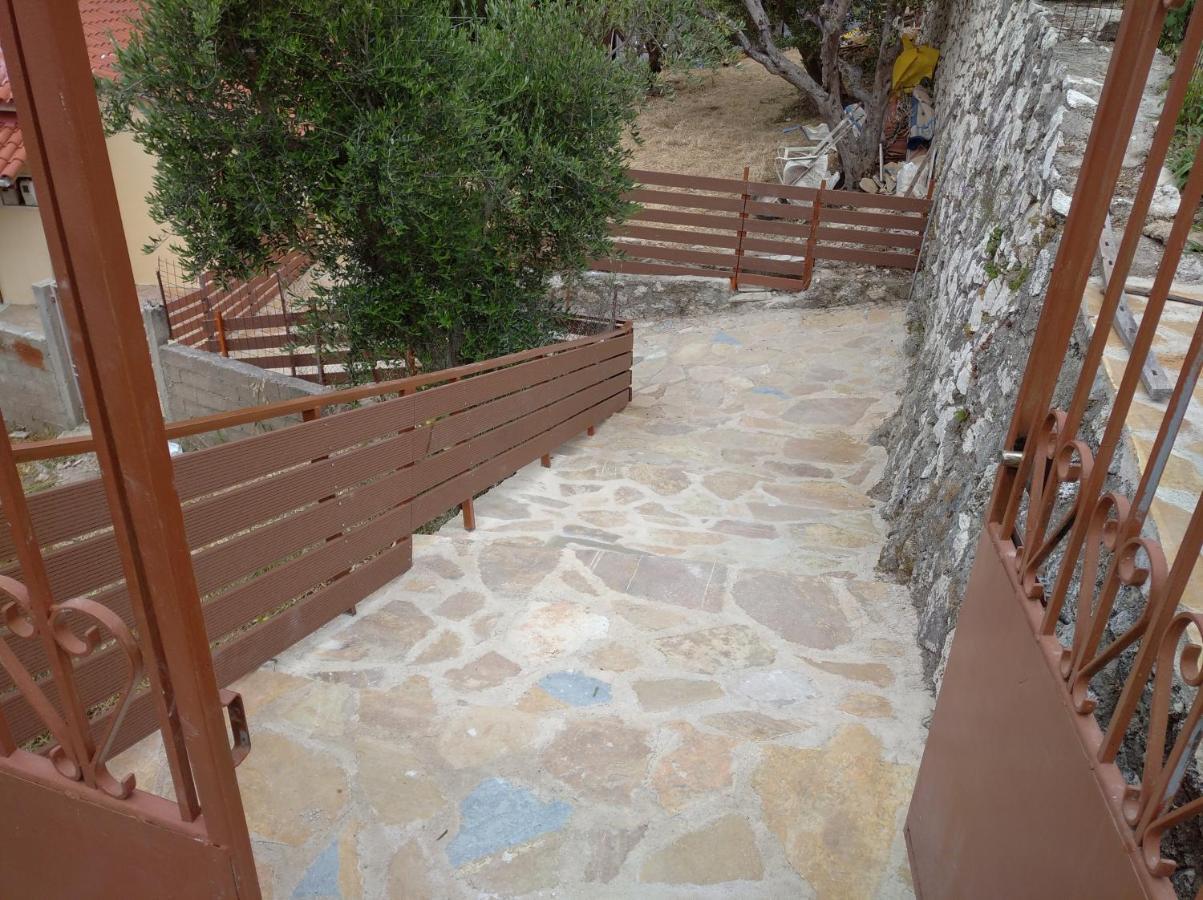 Traditional House With View Drymon Exterior foto